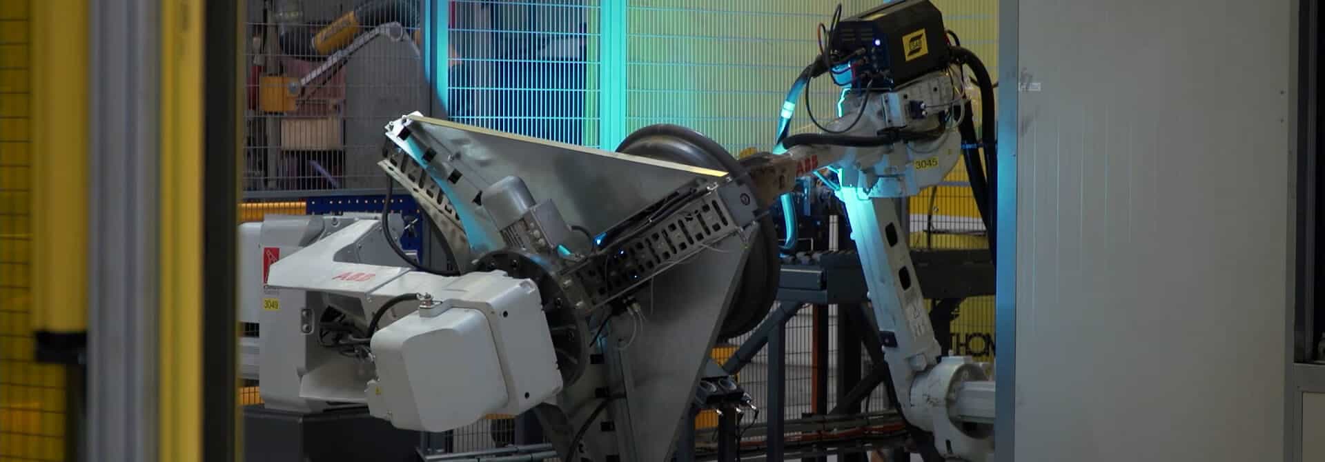 ABB robot svejser fælg fastgjort på manipulator