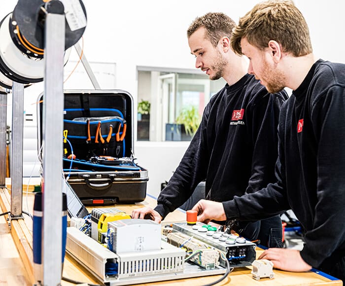 DanRobotics serviceteknikere samarbejder