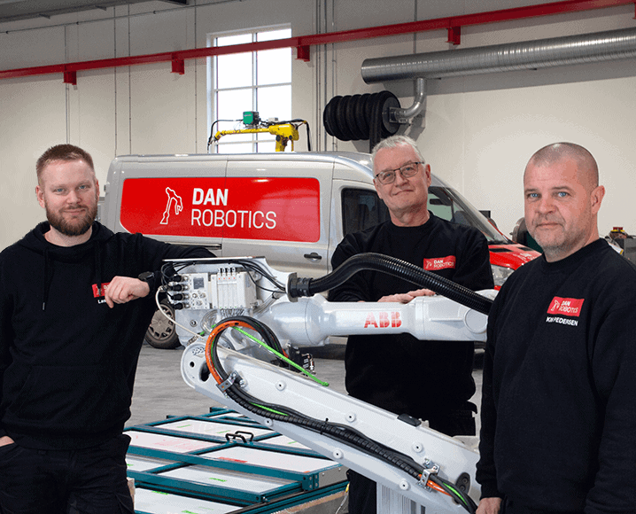 Billede af Lasse, Kim og Jens ved siden af en ABB robot